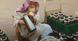 مدینہ منورہ میں 90سالی بوڑھا شخص 40 سال سے لوگوں کو مفت چائے فراہم کرہا ہے